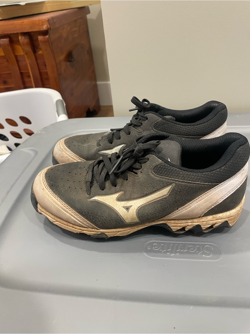 Women’s Mizuno Black and White Softball cleats
